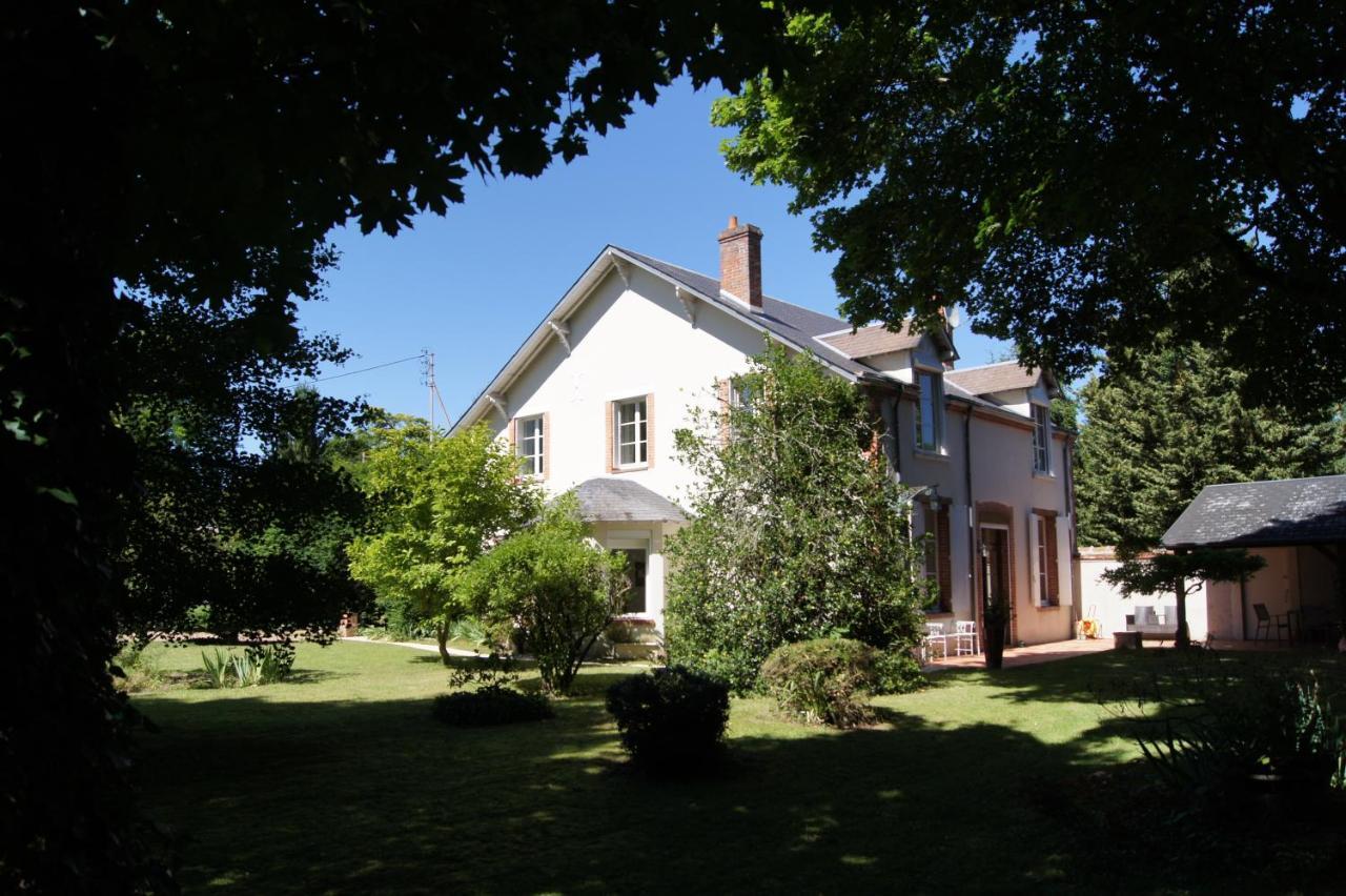 L'atelier du chateau Saint-Ay Extérieur photo